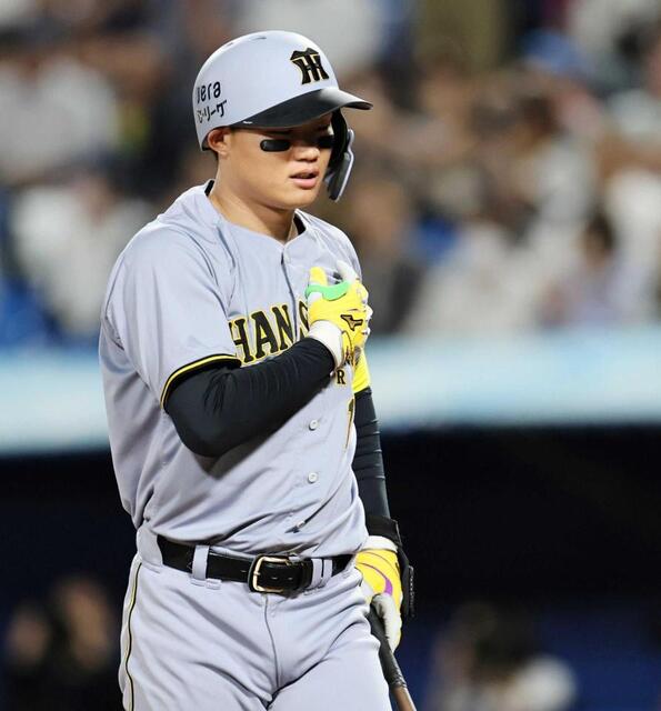 途中交代の阪神・森下 左肩付近気にするしぐさも“無事”アピール