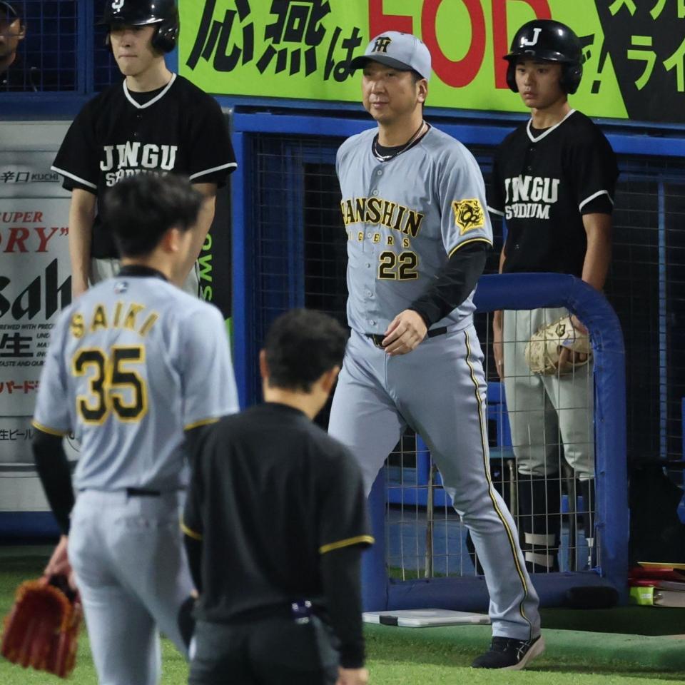 　６回、北村恵の打球を受け降板の才木に厳しい表情の藤川監督（撮影・金田祐二）