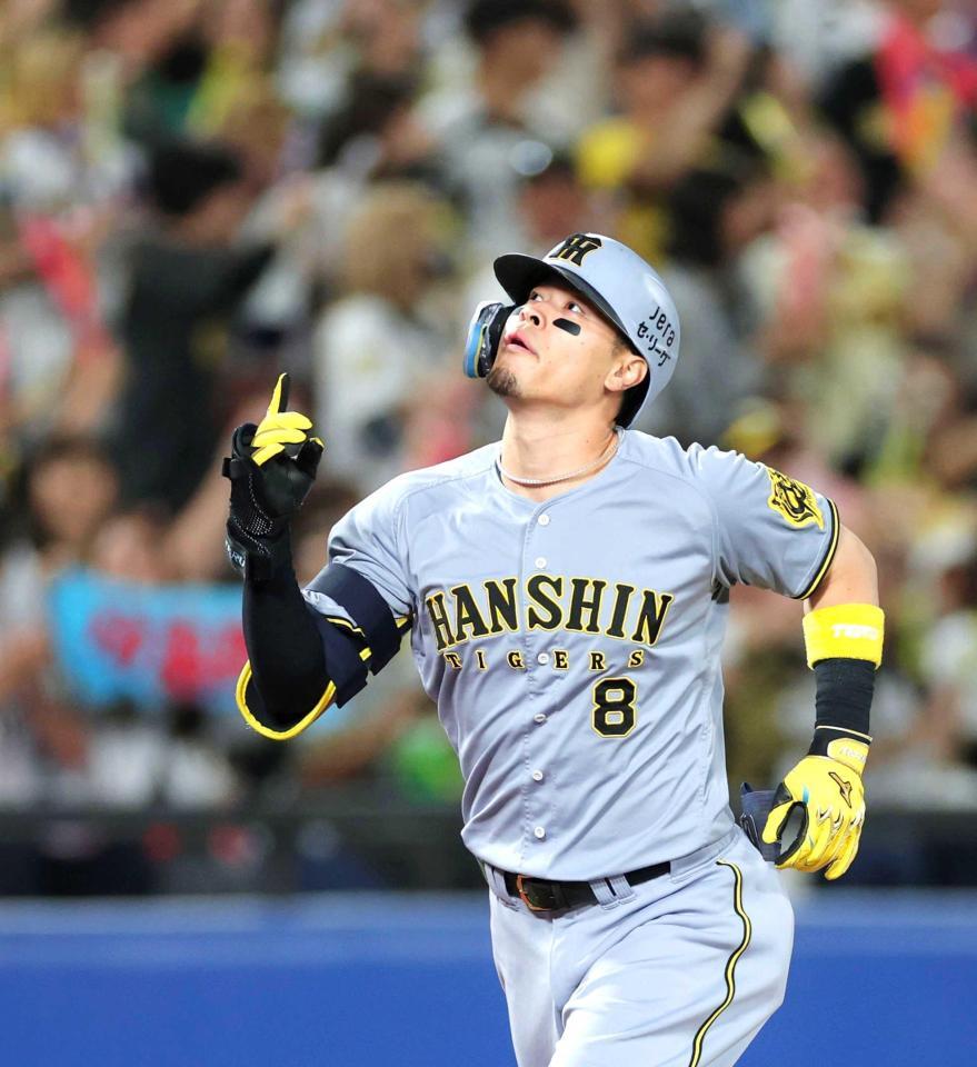 　２回、先制ソロを放ち、天を指さしながら生還する佐藤輝（撮影・西岡正）