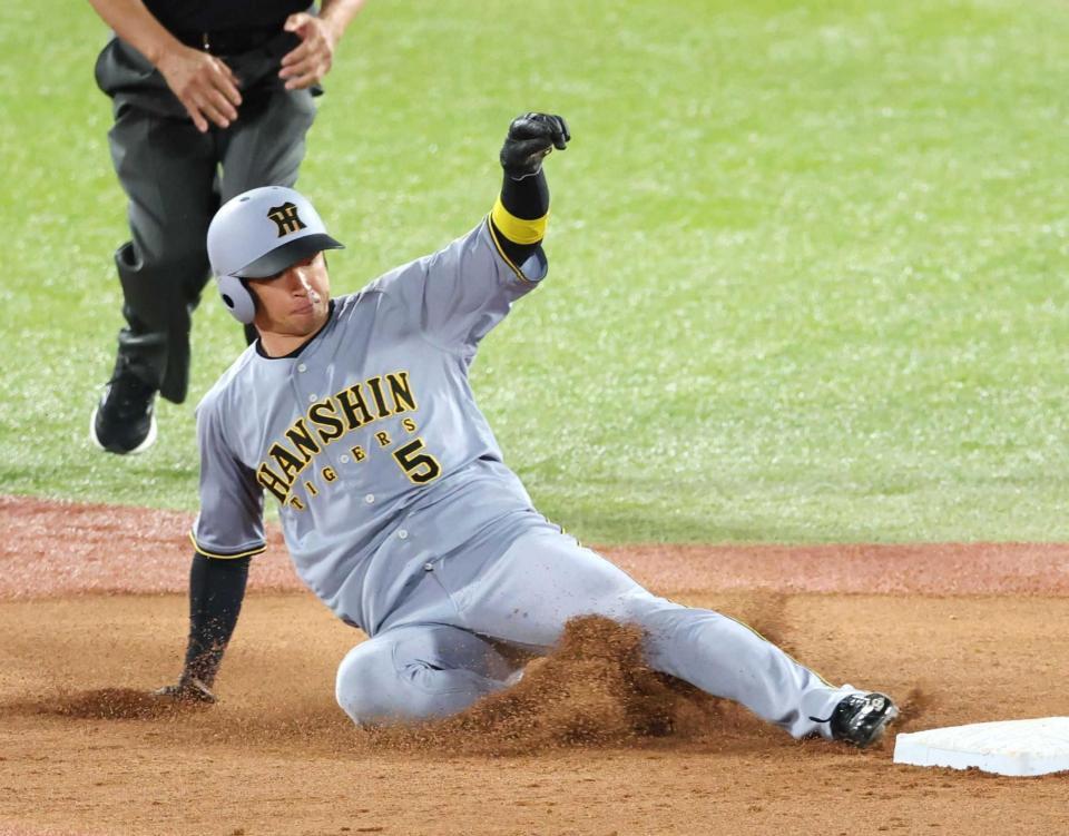 　７回、二盗を決め、通算２００盗塁を達成する近本（撮影・金田祐二）