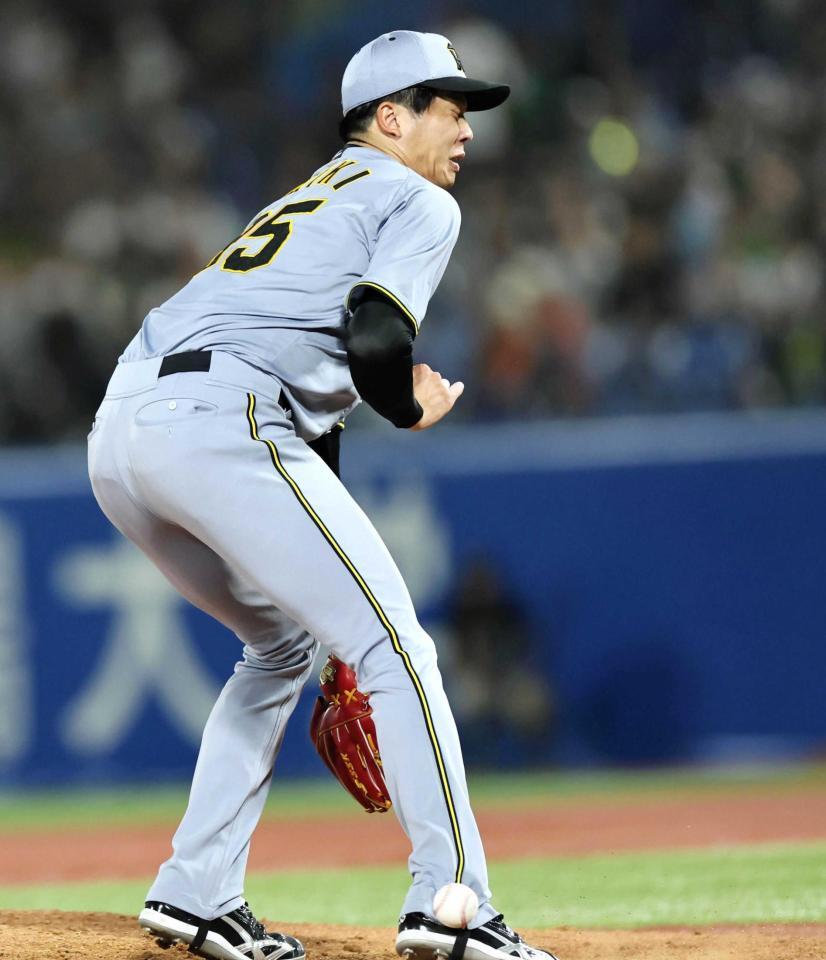 　６回、北村の打球が右足に当たる才木（撮影・田中太一）