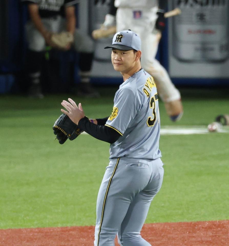 　７回、無失点に抑え手をたたく及川（撮影・金田祐二）