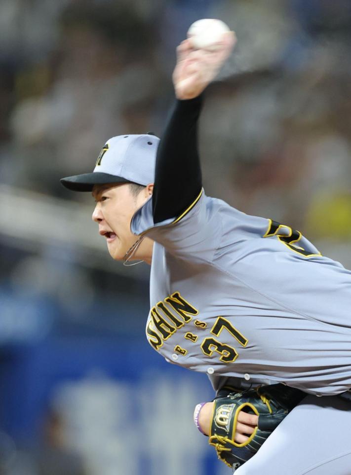 　７回に登板し力投する及川（撮影・西岡正）