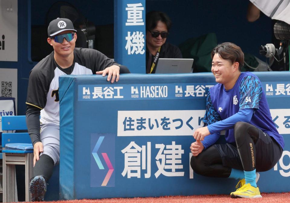 　石田裕（右）と談笑する森下（撮影・棚橋慶太）