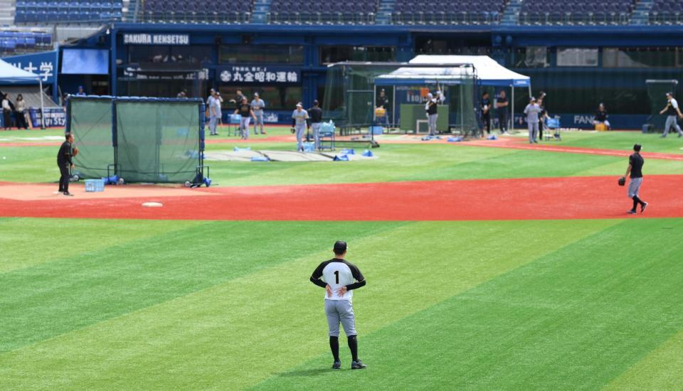 　一人外野から全体練習を見つめる森下（１）＝撮影・伊藤笙子