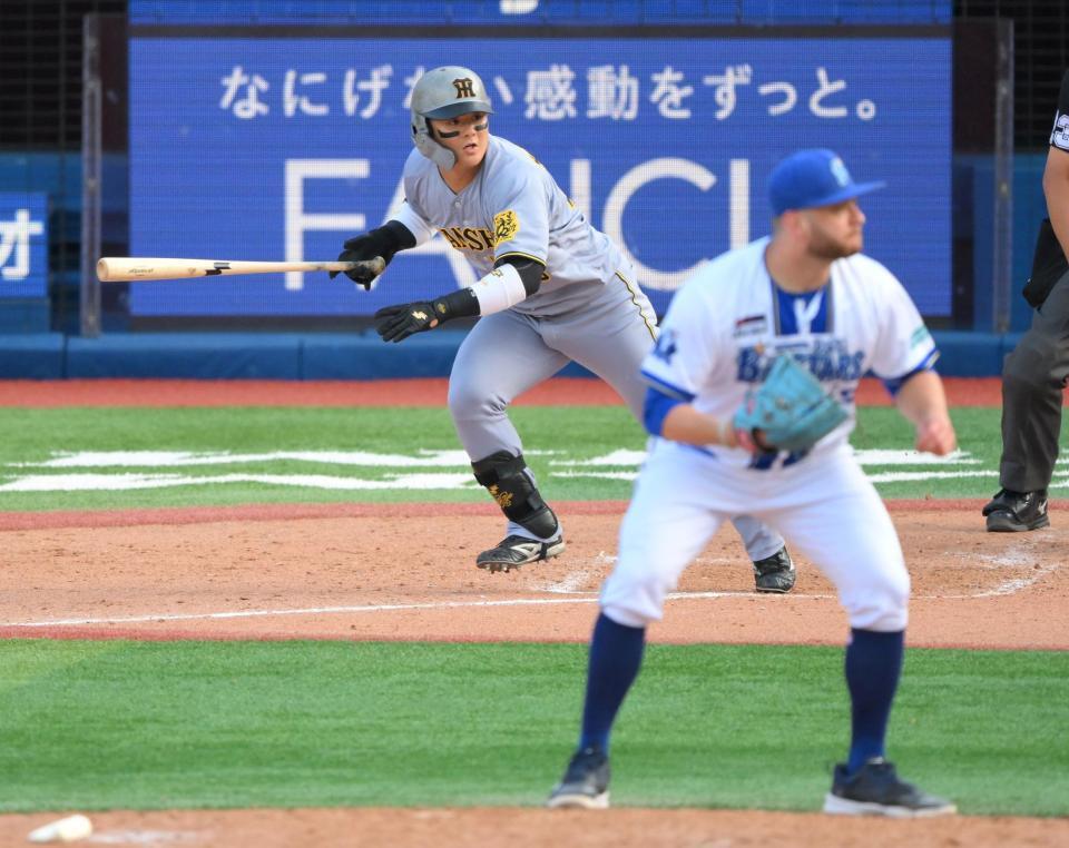 　５回、ケイ（手前）から左前へ同点適時打を放つ前川（撮影・伊藤笙子）