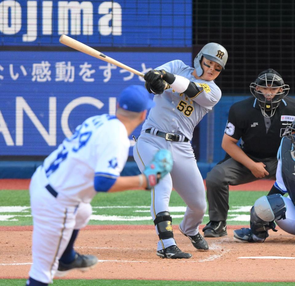 　５回、左前へ同点適時打を放つ前川（撮影・伊藤笙子）