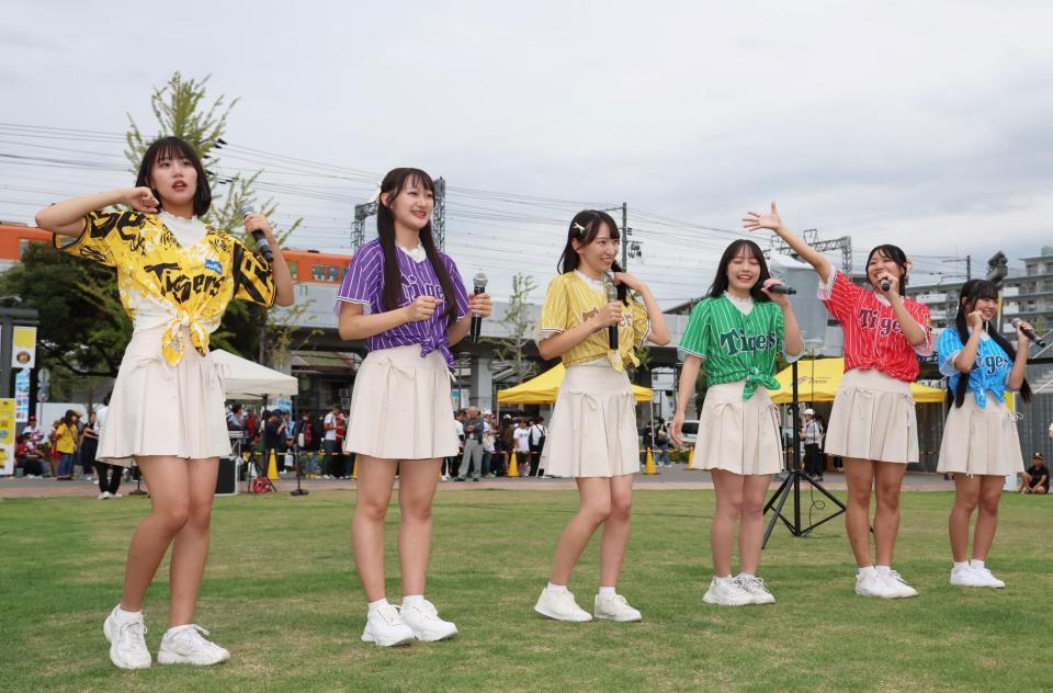 　ミニライブを披露するＫＯＢｅｒｒｉｅＳ♪（撮影・立川洋一郎）