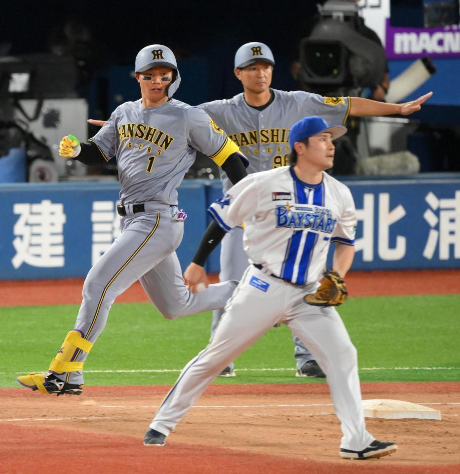 　１２回、三塁への内野安打を放ち、一塁へ駆け抜ける森下（左）＝撮影・伊藤笙子