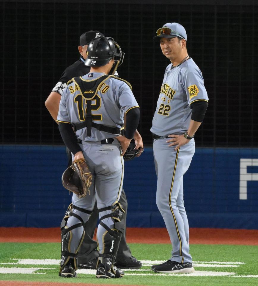 　１１回、山本の犠打で走塁妨害と判定され、球審に説明を求める藤川監督（右）＝撮影・伊藤笙子