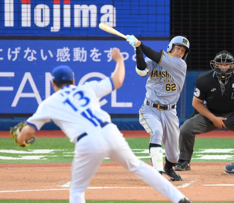 　１０回、伊勢（手前）の前に空振り三振に倒れる植田（撮影・伊藤笙子）