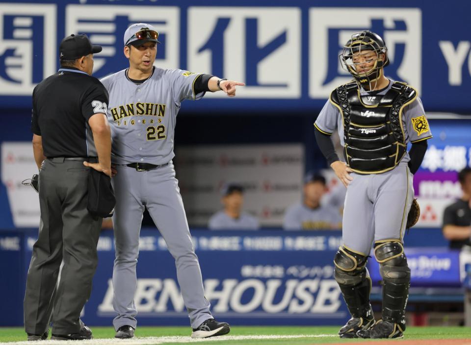 　１１回、坂本（右）の打者走者妨害に抗議する藤川監督（撮影・棚橋慶太）