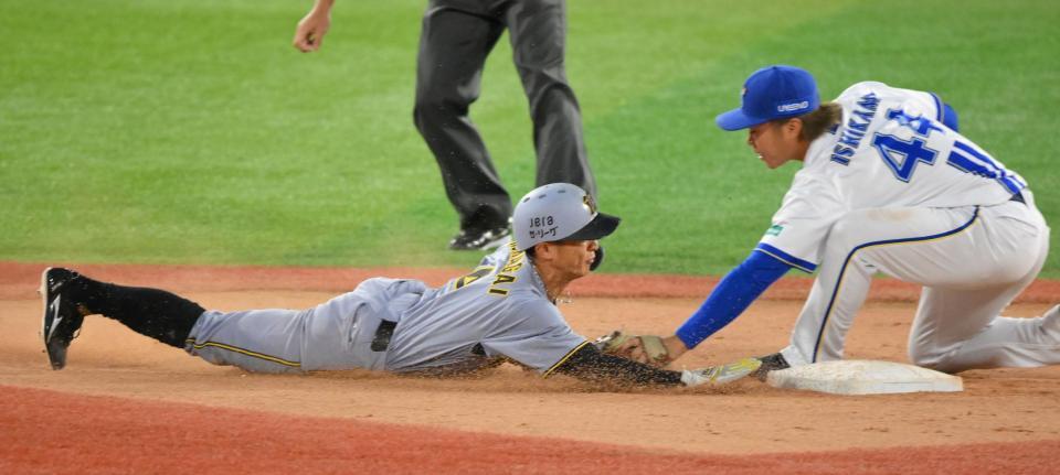 　１１回、小野寺の打席で二盗を仕掛けるも失敗する一塁走者の熊谷（右は遊撃手の石上）＝撮影・伊藤笙子