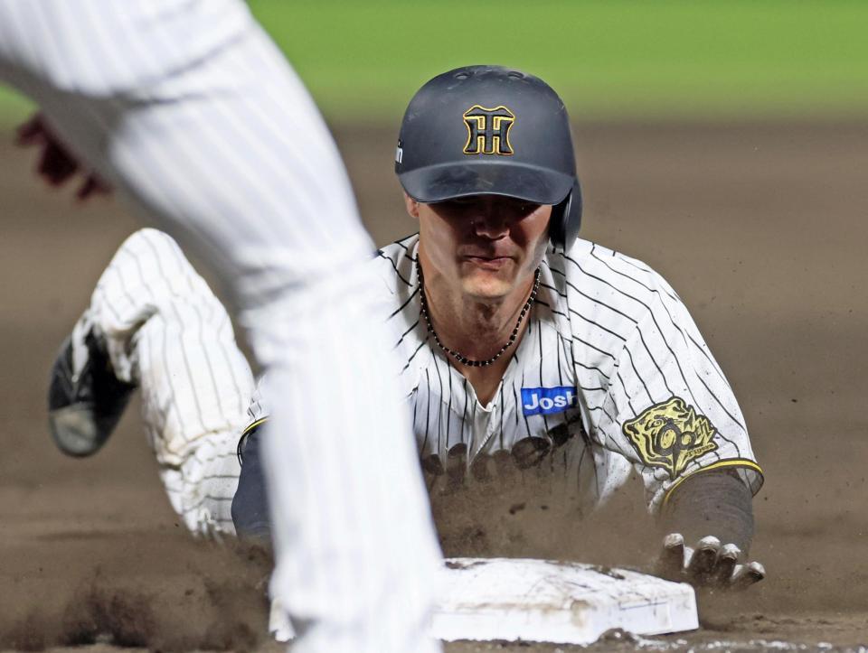 　９回、佐野の送りバントで三塁へ滑り込む一走・栄枝（撮影・立川洋一郎）