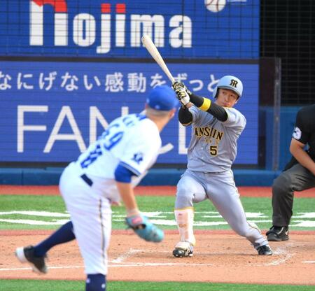 　５回、右前打を放つ近本（撮影・伊藤笙子）