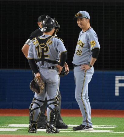 　１１回、山本の犠打で走塁妨害と判定され、球審に説明を求める藤川監督（右）＝撮影・伊藤笙子