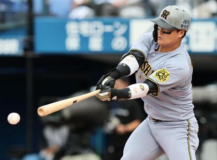 　１回、安打を放つ前川（撮影・田中太一）