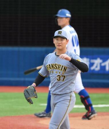 　７回、林（奥）から空振り三振を奪った及川（撮影・伊藤笙子）