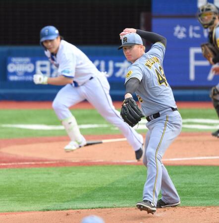 　１回、佐野（奥）を投ゴロ併殺打に打ち取るネルソン（撮影・伊藤笙子）