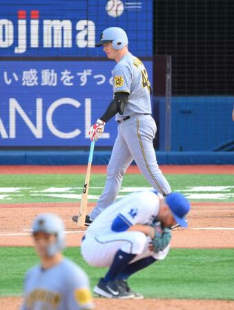 　５回、ケイ（手前）から四球を選ぶネルソン（撮影・伊藤笙子）