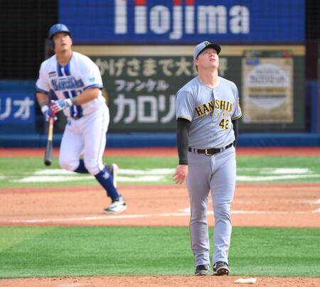 　２回、筒香（奥）に先制ソロを浴びたネルソン（撮影・伊藤笙子）