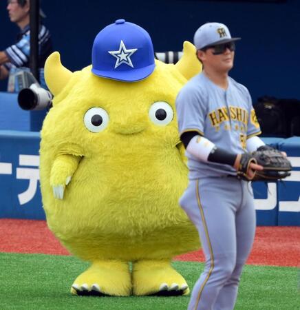 【写真】阪神 前川右京の DeNAのキャラクターとは大の仲良し