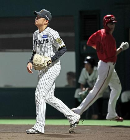 　１回、田村の左犠飛で２点目を失う西勇（撮影・立川洋一郎）