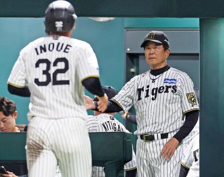 　７回、楠本の適時二塁打で生還した井上（３２）を迎える平田２軍監督（撮影・立川洋一郎）