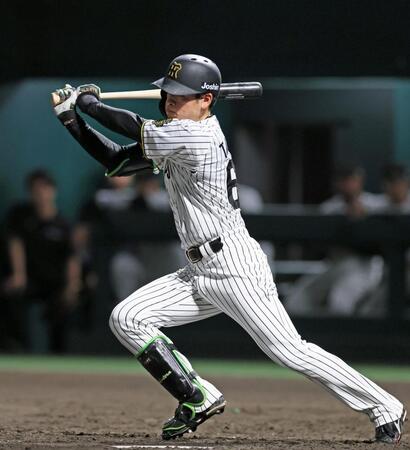 　４回、内野安打を放つ高寺（撮影・立川洋一郎）