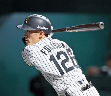 　１回、中前打を放つ福島（撮影・立川洋一郎）