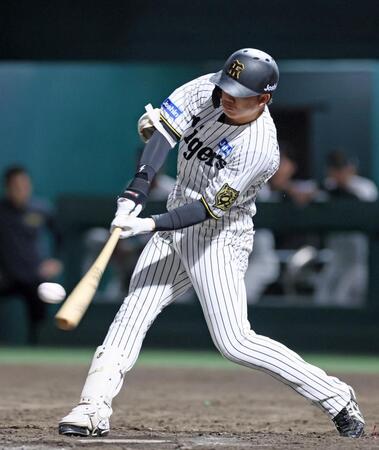 　７回、右前へ適時二塁打を放つ代打・楠本（撮影・立川洋一郎）