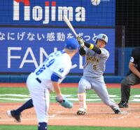 　５回、右前打を放つ近本（撮影・伊藤笙子）