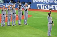 　横浜スタジアム最終戦を終え、レフトスタンドに一礼する藤川監督ら（撮影・伊藤笙子）