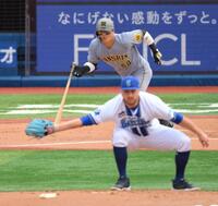 　１回、ケイ（手前）から投手強襲の内野安打を放つ前川（撮影・伊藤笙子）