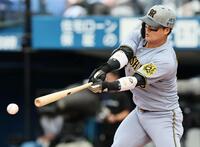 　１回、安打を放つ前川（撮影・田中太一）