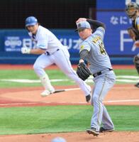 　１回、佐野（奥）を投ゴロ併殺打に打ち取るネルソン（撮影・伊藤笙子）