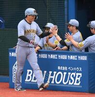 　６回、同点ソロを放った大山（左）を迎える藤川監督（撮影・伊藤笙子）