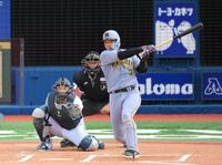 　６回、左越えソロを放つ大山（撮影・伊藤笙子）