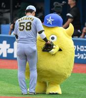 　キャッチボールを終えた前川（左）とハグをするチャピー＝２３日