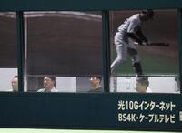 　コーチ陣とウエスタンの試合を観戦する藤川監督（中央）＝撮影・立川洋一郎