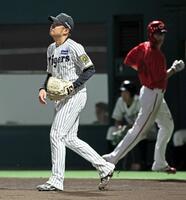 　１回、田村の左犠飛で２点目を失う西勇（撮影・立川洋一郎）