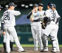 　１回、満塁のピンチを迎えマウンドに集まったナインと言葉を交わす西勇（中央）＝撮影・立川洋一郎