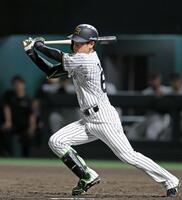 　４回、内野安打を放つ高寺（撮影・立川洋一郎）