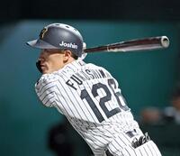 　１回、中前打を放つ福島（撮影・立川洋一郎）