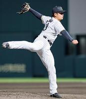 　７回、渡辺を併殺打に仕留めピンチを救った松原（撮影・立川洋一郎）