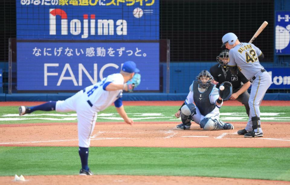 　５回、ケイ（手前）から四球を選ぶネルソン（撮影・伊藤笙子）