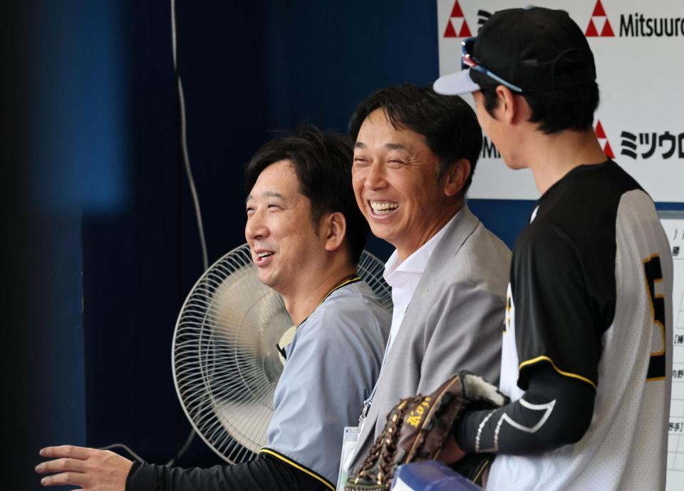 　宮本慎也氏と談笑する藤川監督（撮影・田中太一）