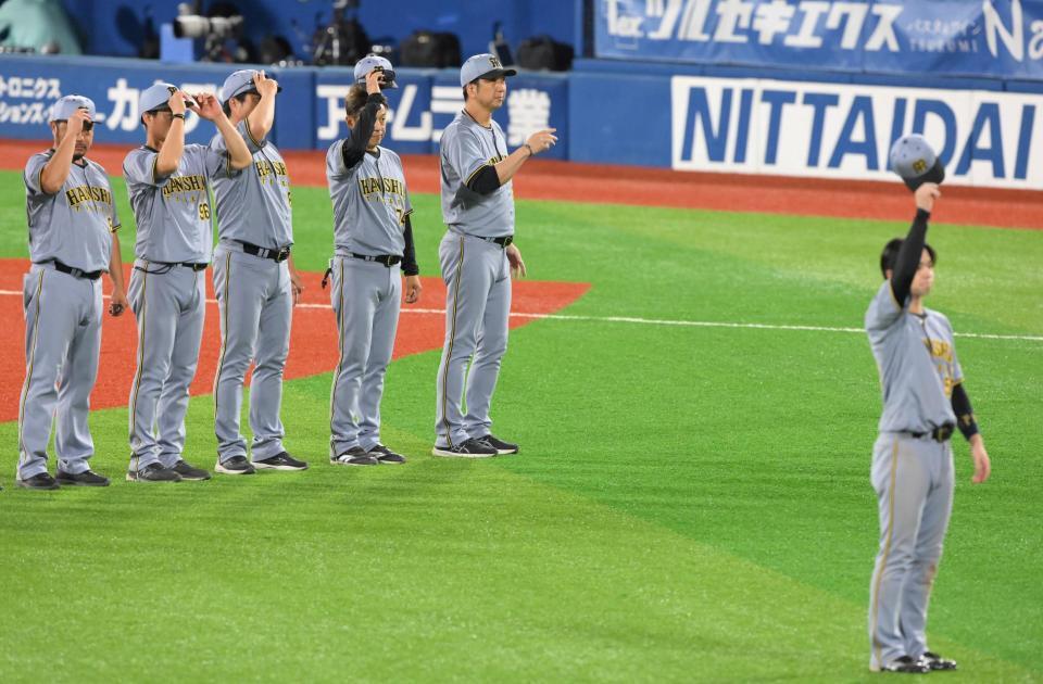 　横浜スタジアム最終戦を終え、レフトスタンドに一礼する藤川監督ら（撮影・伊藤笙子）