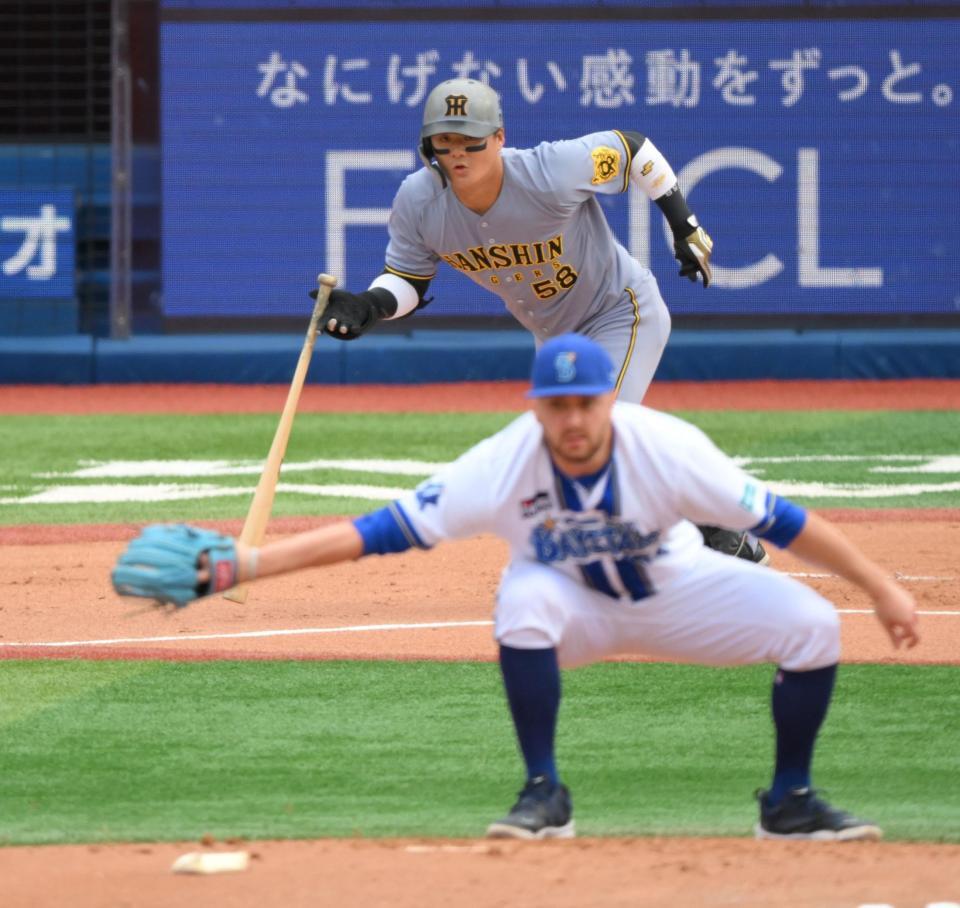 　１回、ケイ（手前）から投手強襲の内野安打を放つ前川（撮影・伊藤笙子）