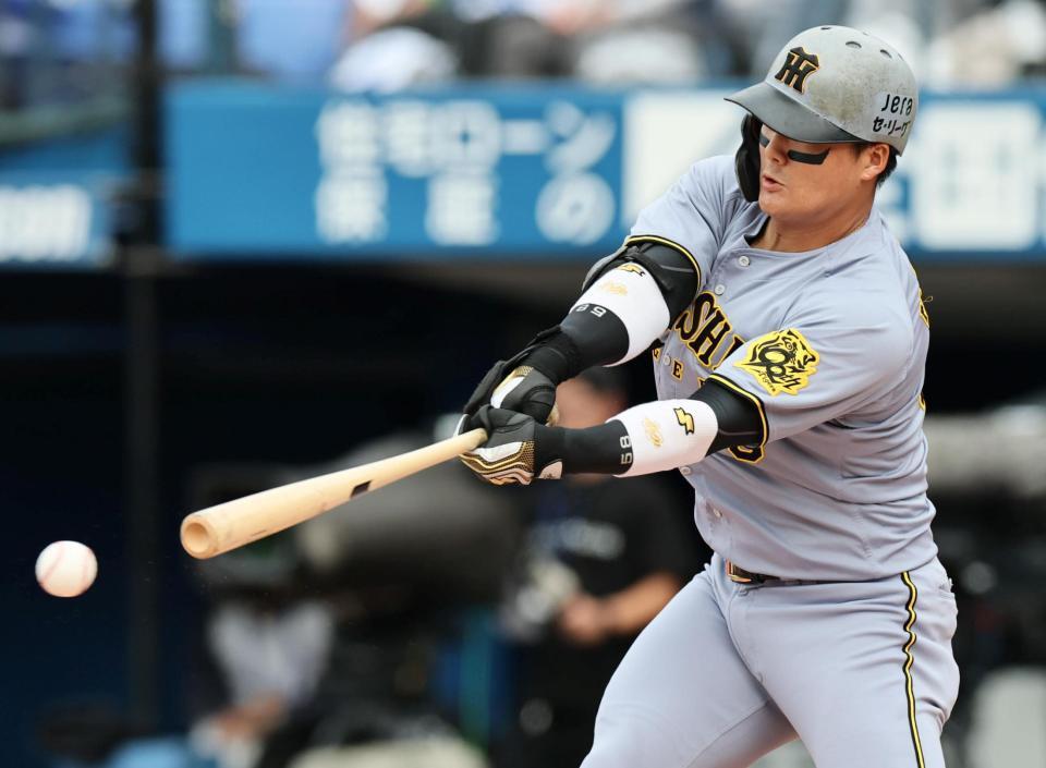 　１回、安打を放つ前川（撮影・田中太一）